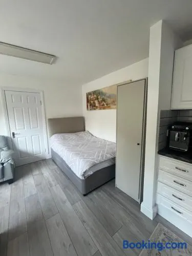Private Studio Flat in Harrow - Image 1