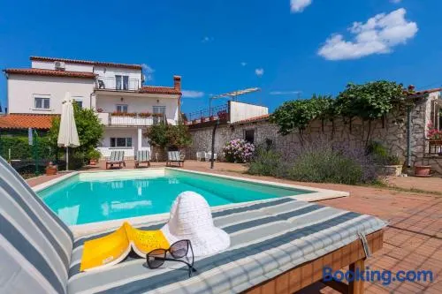 Atractiva casa vacacional totalmente equipada con barbacoa, piscina privada y terraza | Vistas a la naturaleza | Acepta mascotas - Image 1