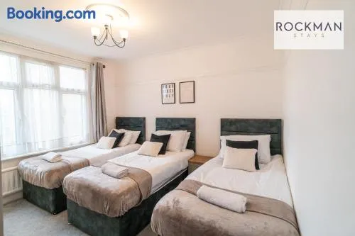5 Bed Apartment Close To Beach with Off-street parking - Perfect for Contractors - Fast Wi-Fi - Close to beach - Image 1