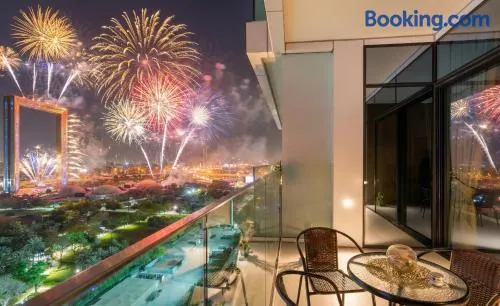 Ultimate Stay - 3 Beds - Scenic Panoramic Views - Right at Metro Station - 5-10min to Sea, Burj Khalifa, Old Town, Downtown - 15min from Airport - Image 1