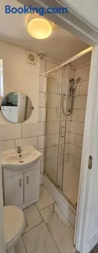 Birdsong Studio & Quiet Garden Flat with Ensuite - Image 1