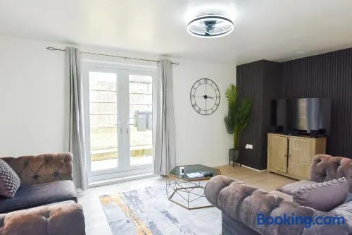 House Sleeps 7 with Parking - Image 1