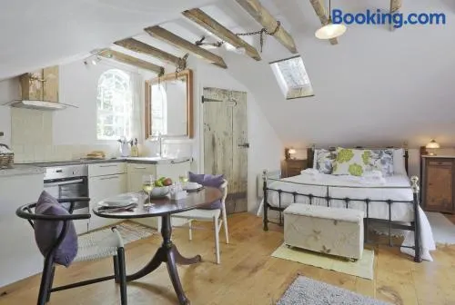 1 Bed in Woodbridge oc-tcl - Image 1