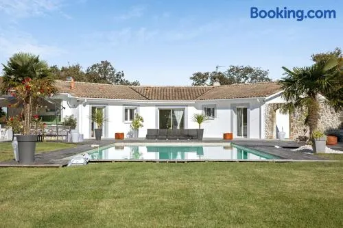 Villa charmante à Saint-Germain-d'Esteuil avec piscine privée - Image 1