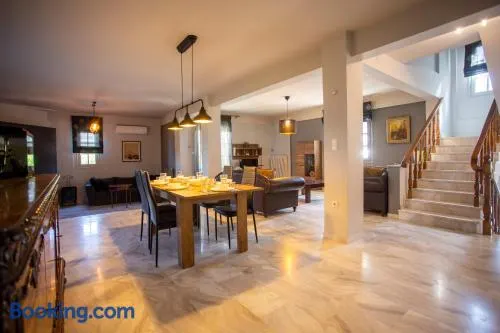 Τraditional fully detached villa on a luxurious hillock of Thessaloniki with its own garden also for family & wedding gatherings for 10 to 25 people only 15 minutes from airport - Image 1