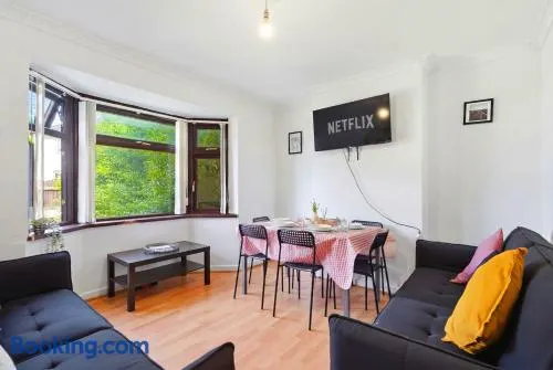 Cosy 4 Bedroom Birmingham - Image 1