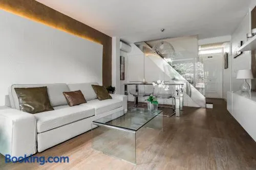 Chalet independiente de diseño con Patio Privado - Image 1