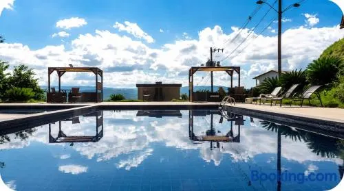 Duplex em Escarpas do Lago com Piscina e 2 suítes - Image 1