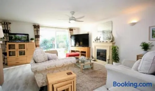 1-bed Seaside Retreat - Sleeps 2, Parking & Garden - Image 1