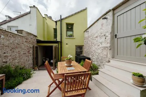 The Lime House: Rustic Cliftonwood Abode - Image 1