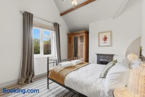 2-Bedroom Cottage Sleeps 5 Free Parking - Image 1