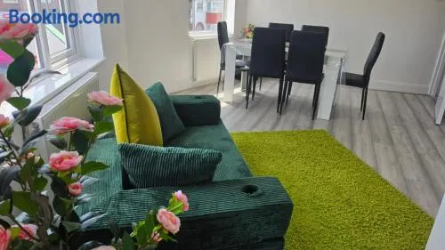 Spacious 2-Bedroom Flat Near Gidea Park Station - Image 1