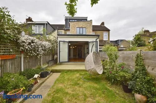 Contemporary 3 bed house with spacious garden close to Stratford & Canary Wharf - Image 1