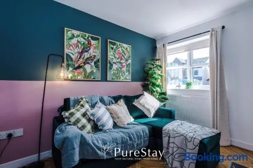 Stylish Grimsby 3-bedroom House with Wi-Fi & Parking Sleeps 6 by PureStay - Image 1
