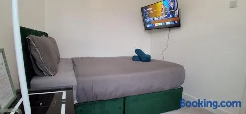 Room in Portsmouth - Image 1