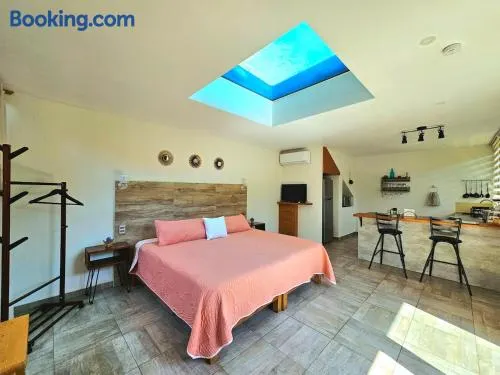 Bungalow Romántico con Jacuzzi Privado y Terraza con Vista - Image 1
