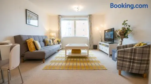 Hansen Court - Stylish Bay Apartment with Parking and River Views - Image 1