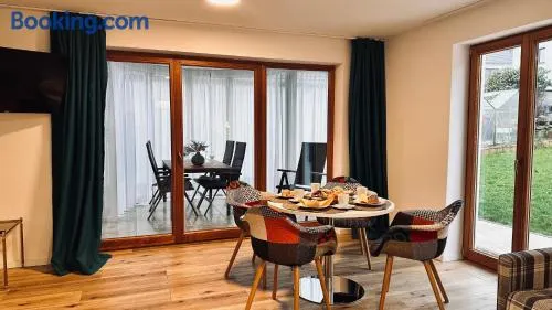 Sonnenwinkel - Ferienwohnung mit Wintergarten, Terrasse & Parkplatz - Image 1