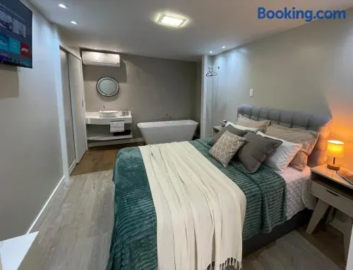 Loft novo com banheira de imersão a 5min da Vila Germânica ar e garagem - Image 1