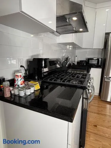 3 bedroom 1 bathroom apartment , free private parking - Image 1