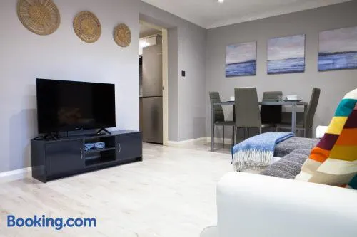 "Furnished Rentals Direct" Modern Apartment Haven near Wellingborough High Street, Sleeps 4, FREE dedicated PARKING within 16 minutes walk, Explore Wellingborough and beyond, suitable for families, contractors and business travellers - Image 1