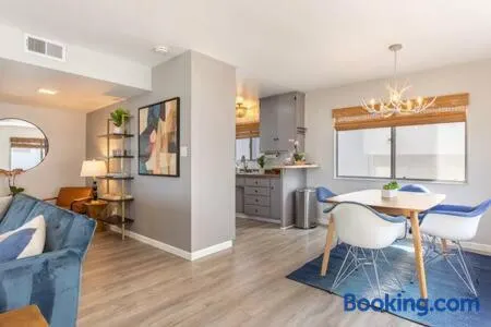 Downtown Manhattan Beach 3 Bed Townhouse Parking - Image 1