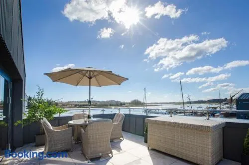 2 Bed in Woodbridge oc-chand - Image 1
