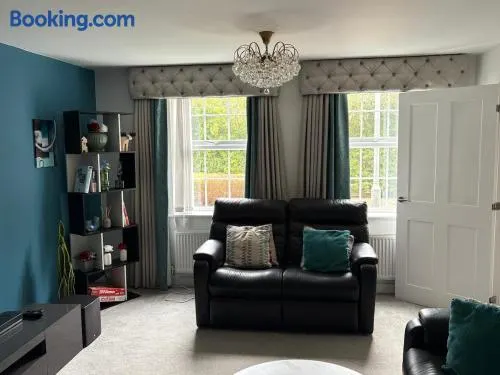 5 Bed-House Sleeps 10 Free Parking Wi-Fi Netflix - Image 1