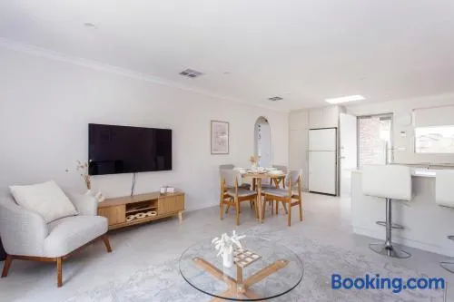 Maylands Riverside City Retreat - Image 1