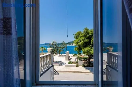 Top Location Three Bedroom Apartment - Image 1