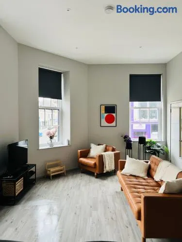 The Tower Suite - Town Centre, Spacious, 2 Bed, Sleeps 4 - Image 1