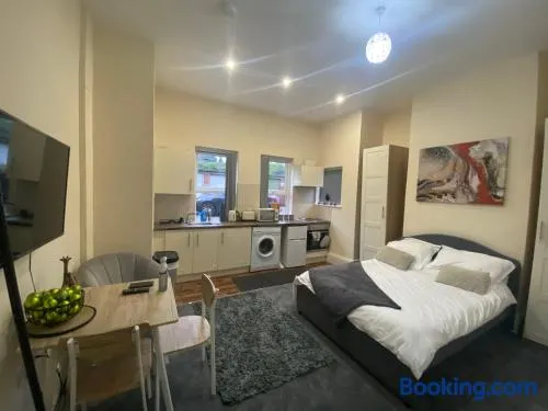 Modern studio apartment - great location! - Image 1