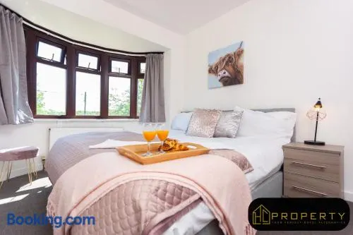 Spacious 3 bed, 2 min from A1 - Image 1