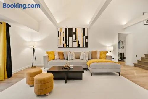 Modern 2-Bedroom & Den Near the Falls Parking Included Sleeps 6 - Image 1