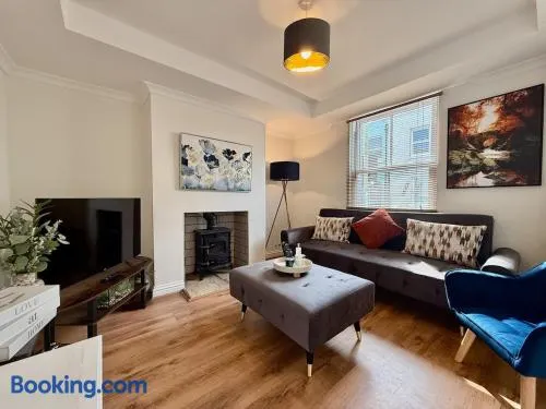 Private 2BR house, Cheltenham Centre & Parking - Image 1
