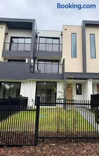Sunny Nook Townhouse by Mooroolbark Train Stop Ground Floor Self Check-in - Image 1