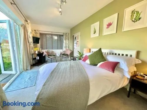 Beautiful Garden Room with Private Entrance - Image 1