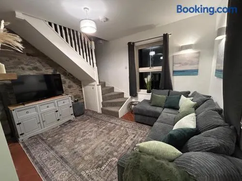 2 bed house sleeps 4 centre of Welshpool Parking - Image 1