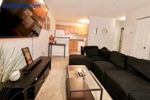 Spacious 1BR with Full Kitchen & Laundry - Image 1