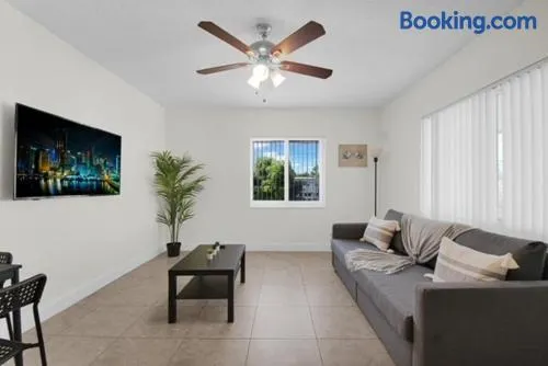 Lavish Boca Residence Free Parking Lake Access - Image 1