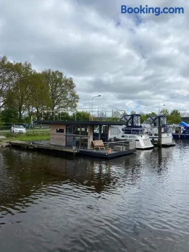 Hotelkamer op water Houseboat Wetterhûske Friesland - Image 1