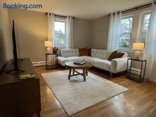 Comfortable 4 Bed Home close to Gillette - Image 1