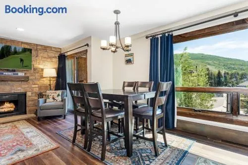 Rooftop Hot Tub, Free Parking, Renovated condo in the Heart of Lionshead - Image 1