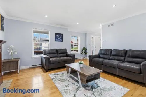 Spacious 4BR Family Retreat w- Game Room 10p - Image 1