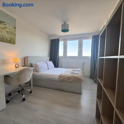 Cozy 1BR Apartment in Stratford with City View - Image 1