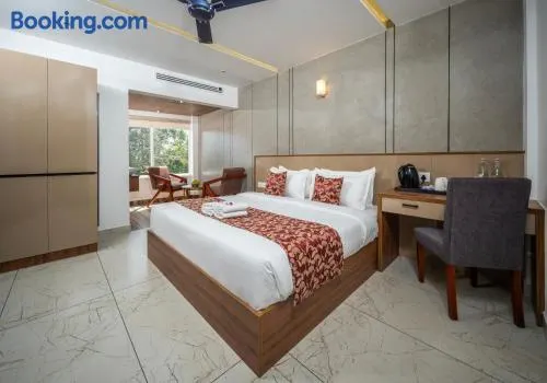 Boulevard Premium Luxury Hotel - Image 1