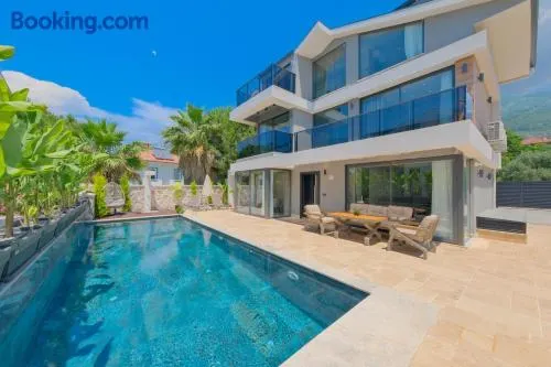 Luxury Villa Heated Pool & Spa - Image 1