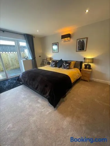 Bumblebee Barn, Luxury contemporary holiday home - Image 1