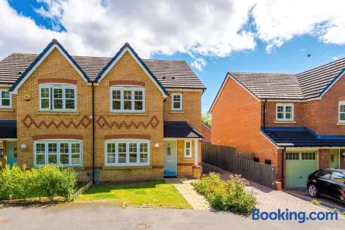Long Term Stay 4 Bed 3 Bath & Parking Wrexham - Image 1