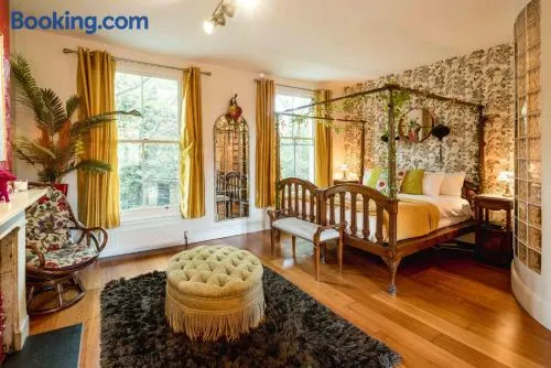 Hammersmith Haven: 4BD Historic Gem by the River - Image 1